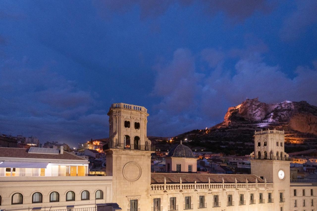 Eurostars Portico Аликанте Екстериор снимка The Rock of Gibraltar at night