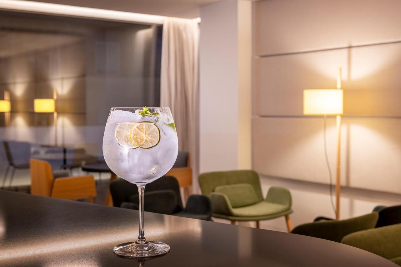 Eurostars Portico Аликанте Екстериор снимка A glass of G'Vine Floraison with tonic water